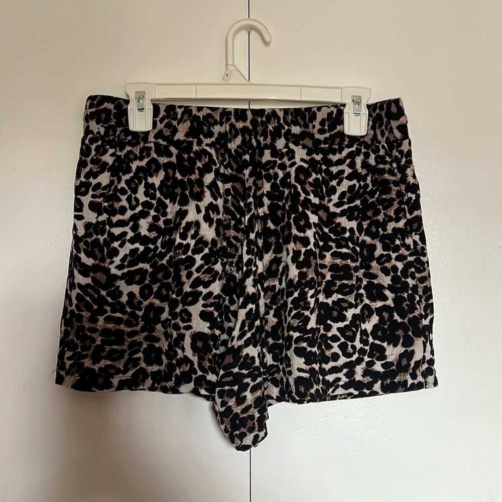flowy cheetah print shorts, size M
